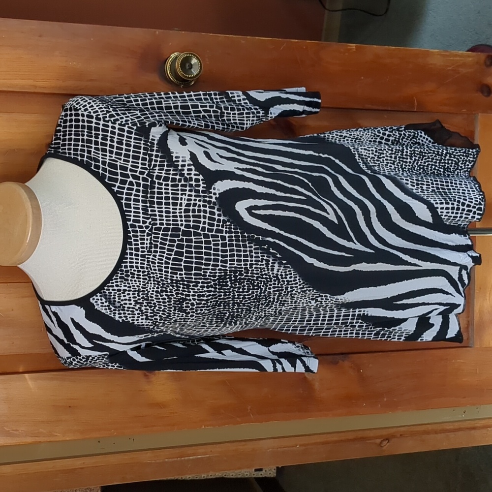 PETER NYGARD* asymmetrical hem w/mesh accent long sleeve poly spandex top